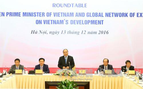 Нгуен Суан Фук принял участие в круглом столе по развитию Вьетнама